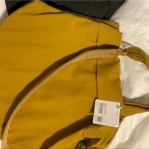 Lululemon on my level 19l bag gold spice nwt